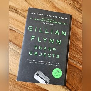 Sharp Objects by Gillian Flynn Paperback